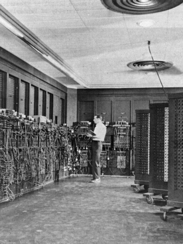Glen_Beck_and_Betty_Snyder_program_the_ENIAC_in_building_328_at_the_Ballistic_Research_Laboratory